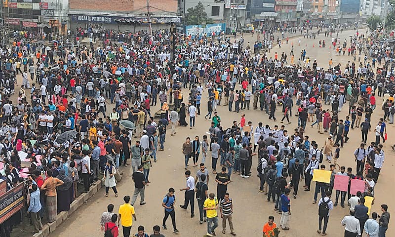 Bangladeş'te öğrenci gösterilerinden üzücü kareler