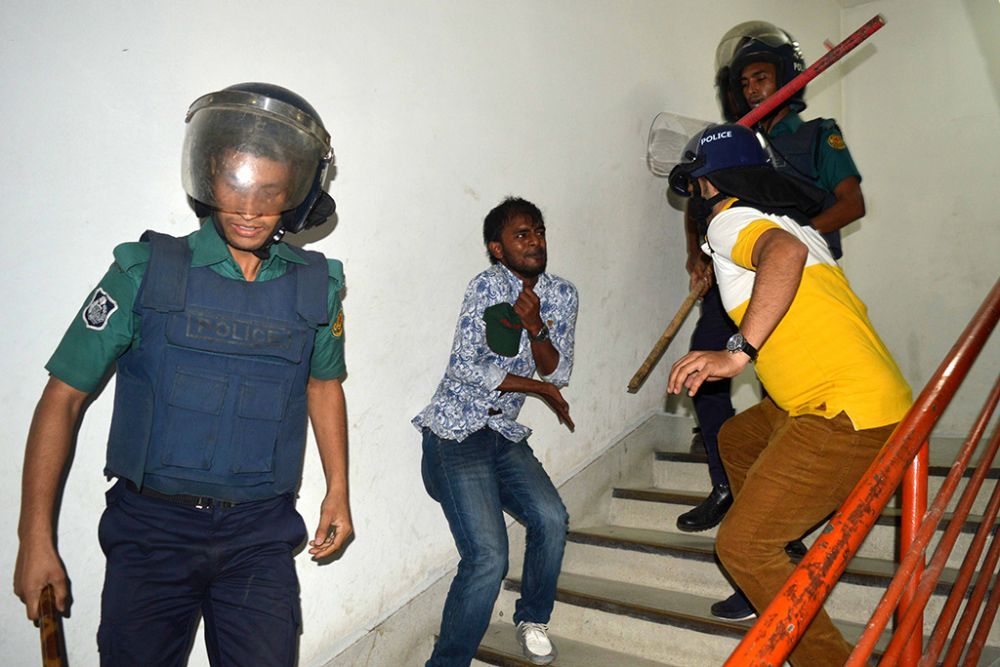 Bangladeş'te öğrenci gösterilerinden üzücü kareler