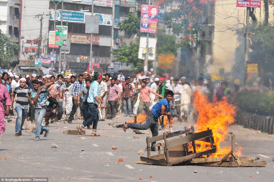 Bangladeş'te öğrenci gösterilerinden üzücü kareler