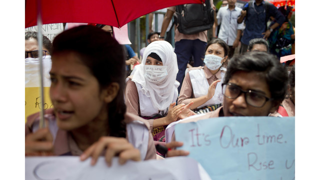 Bangladeş'te öğrenci gösterilerinden üzücü kareler