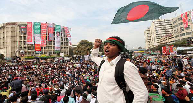 Bangladeş'te öğrenci gösterilerinden üzücü kareler