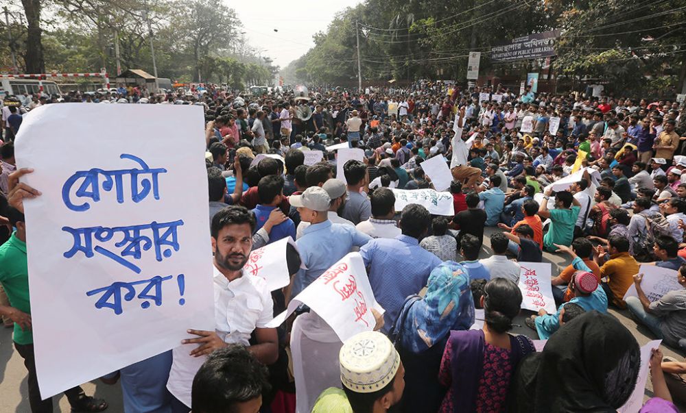 Bangladeş'te öğrenci gösterilerinden üzücü kareler